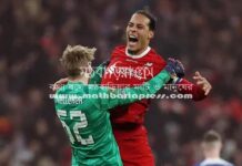 ১১৮ মিনিটে ফন ডাইকের গোল, চেলসিকে হারিয়ে চ্যাম্পিয়ন লিভারপুল জয়সূচক গোলের পর সতীর্থ কেলেহারের সঙ্গে বাঁধনহারা উচ্ছ্বাসে মাতেন লিভারপুল অধিনায়ক ফন ডাইক।রয়টার্স