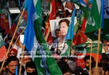 মিত্রের খোঁজে ইমরানের দল ভোটে কারচুপির অভিযোগে পাকিস্তানের বিভিন্ন শহরে বিক্ষোভ করছেন পিটিআই সমর্থকেরা। শনিবার করাচিতে এই বিক্ষোভ হয়।ছবি: রয়টার্স