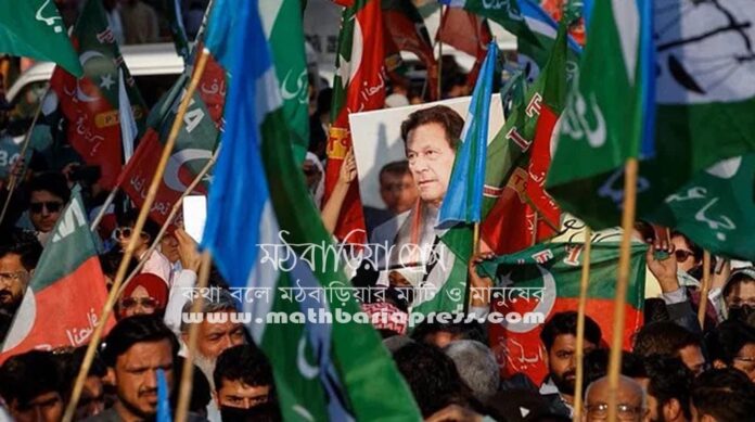 ভোটে কারচুপির অভিযোগে পাকিস্তানের বিভিন্ন শহরে বিক্ষোভ করছেন পিটিআই সমর্থকেরা। শনিবার করাচিতে এই বিক্ষোভ হয়।ছবি: রয়টার্স ভোটে কারচুপির অভিযোগে পাকিস্তানের বিভিন্ন শহরে বিক্ষোভ করছেন পিটিআই সমর্থকেরা। শনিবার করাচিতে এই বিক্ষোভ হয়।ছবি: রয়টার্স