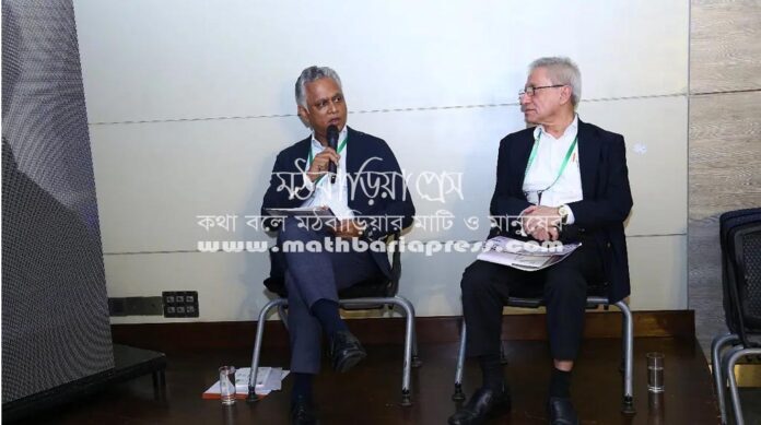 সানেম আয়োজিত সম্মেলনের একটি অধিবেশনে বক্তব্য দিচ্ছেন অ্যাপেক্স ফুটওয়্যারের ব্যবস্থাপনা পরিচালক (এমডি) সৈয়দ নাসিম মঞ্জুর। রোববার রাজধানীর ব্র্যাক সেন্টারে।ছবি: সংগৃহীত