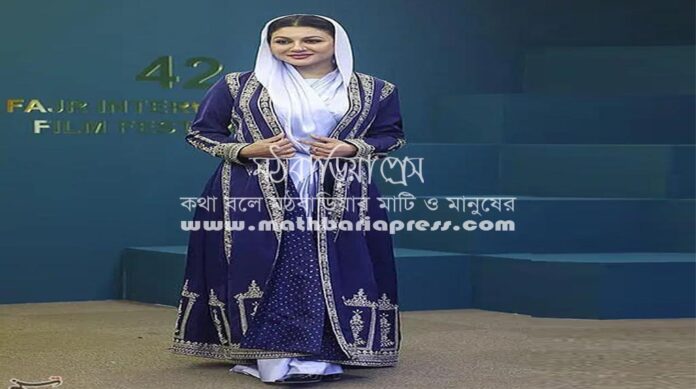 ৪২তম ফজর আন্তর্জাতিক চলচ্চিত্র উৎসবকেন্দ্রে প্রধান ফটকের সামনে এই অভিনেত্রী।ছবি: জয়ার ফেসবুক