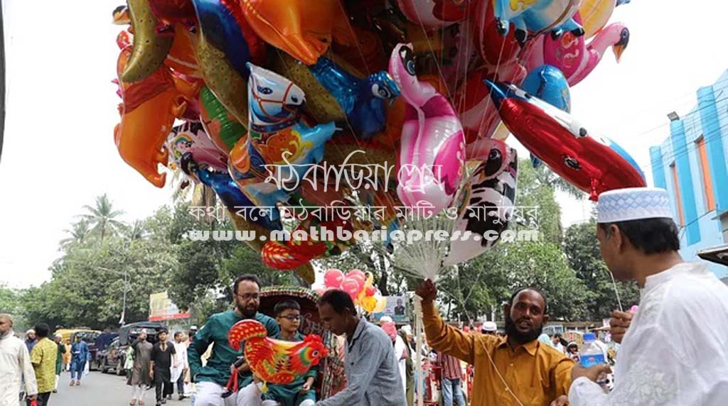 পবিত্র ঈদুল ফিতরের দিন আজ বৃহস্পতিবার ঢাকার সড়ক ছিল ফাঁকা। প্রধান সড়কগুলোতেও রিকশায় চড়ে যাতায়াত করা গেছে। সকালে পল্টন এলাকার চিত্র।ছবি: দীপু মালাকার