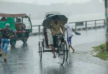 গভীর নিম্নচাপ উপকূল অতিক্রম করতে শুরু করেছে, ১৪ জেলায় জলোচ্ছ্বাসের আশঙ্কা