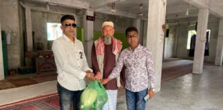 দুই যুগ ধরে মসজিদে থাকা মুয়াজ্জিনকে এমপির সহায়তা